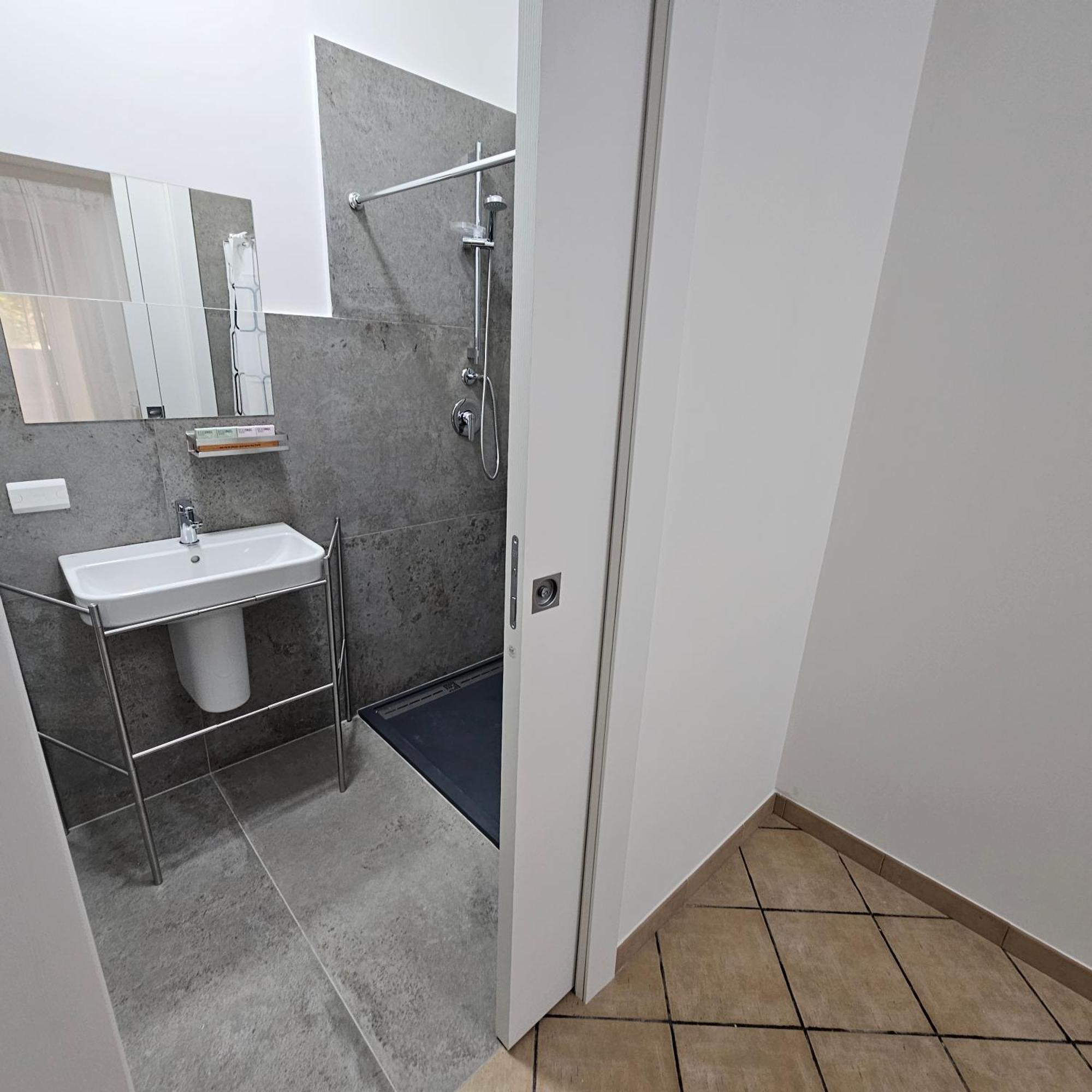 ESSENTIAL HOUSE in Centro Città con Parcheggio Privato e WIFI Potenza Extérieur photo
