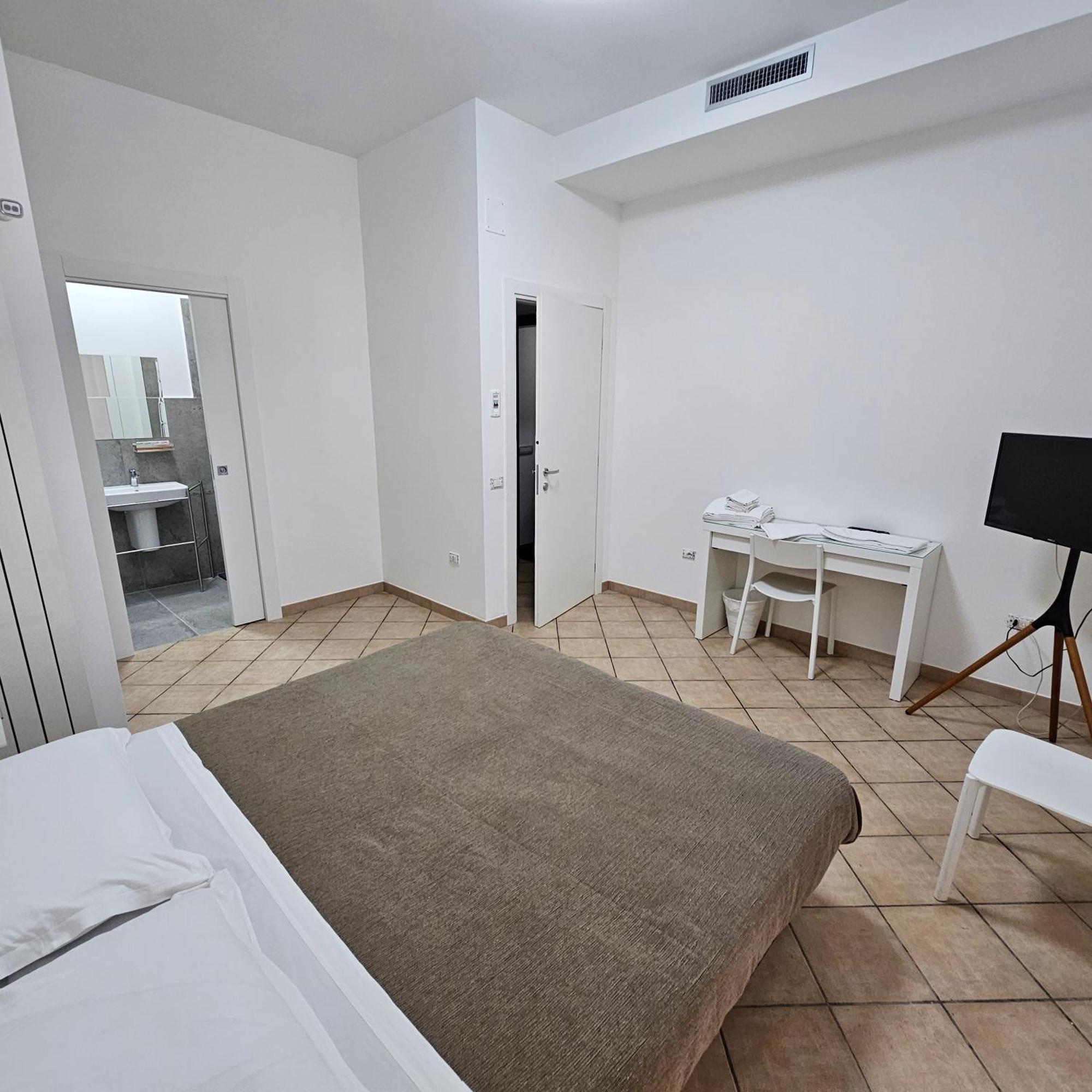 ESSENTIAL HOUSE in Centro Città con Parcheggio Privato e WIFI Potenza Extérieur photo