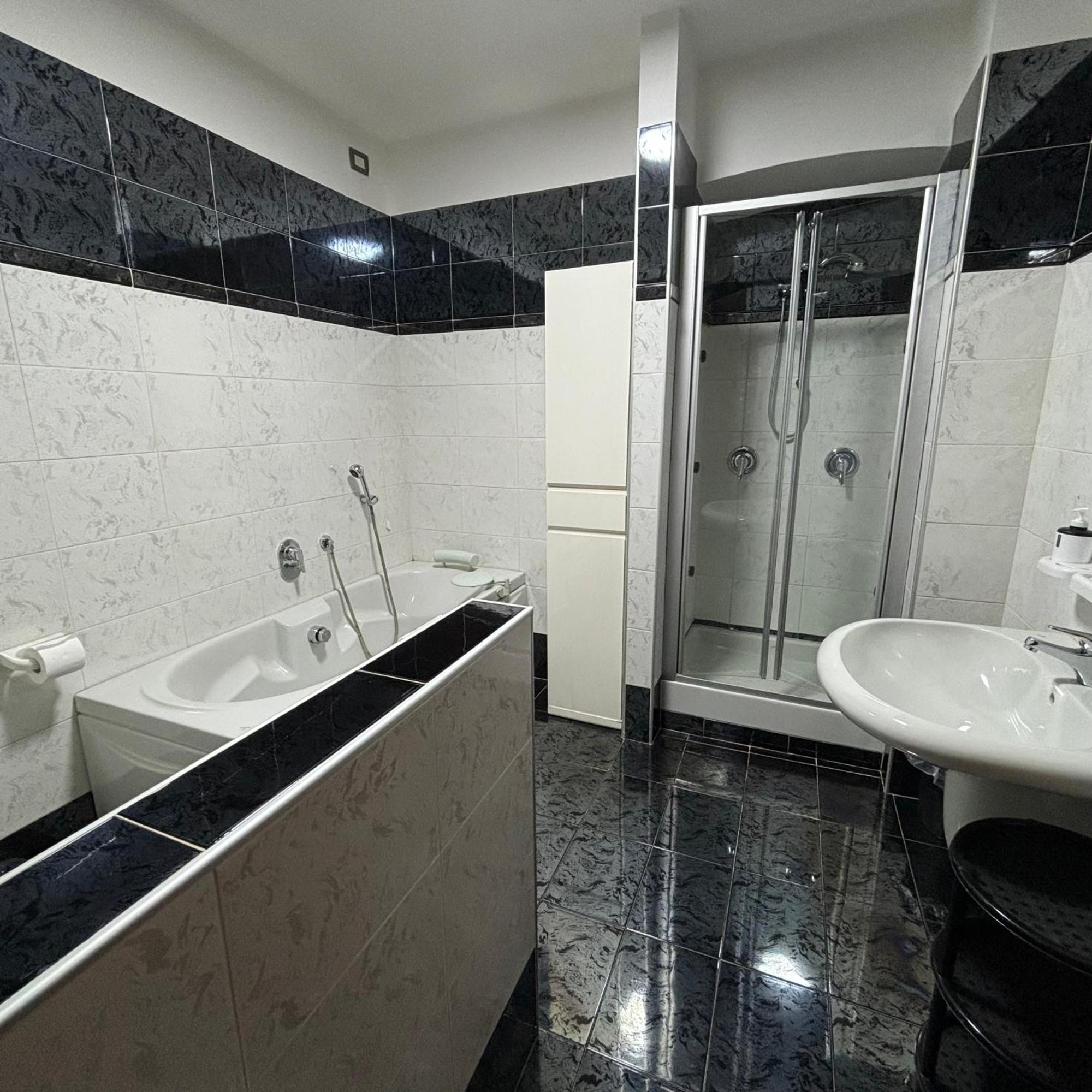 ESSENTIAL HOUSE in Centro Città con Parcheggio Privato e WIFI Potenza Extérieur photo